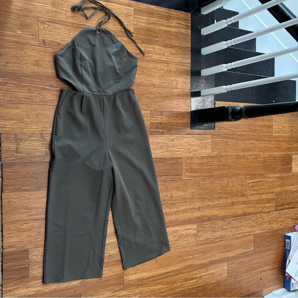 NWT Romeo + Juliet Couture Olive Green Halter Cutout Wide Leg Jumpsuit M - Picture 2 of 13